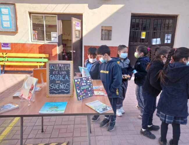 Exposición de trabajos de escritura creativa con estudiantes de 5° y 6° básico